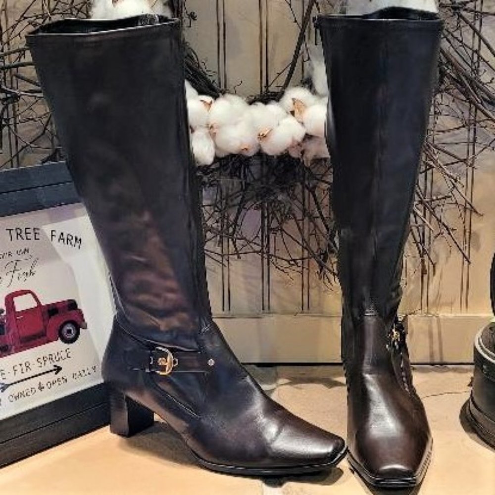 NWOT Mootsies Tootsies Moloise Brown W/Gold Buckle Straps Wide Calf Boots (10M)